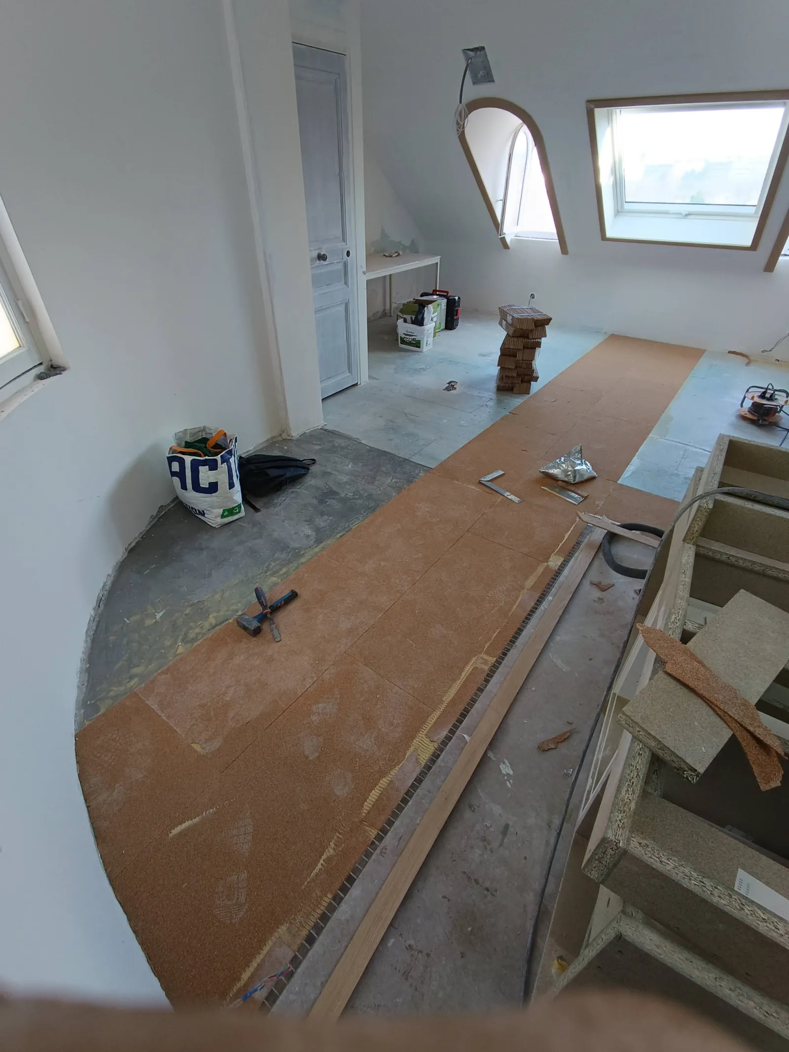 Avant pose parquet point de Hongrie dans des combles — ragréage en cours avec panneaux préparatoires, Yvelines 78