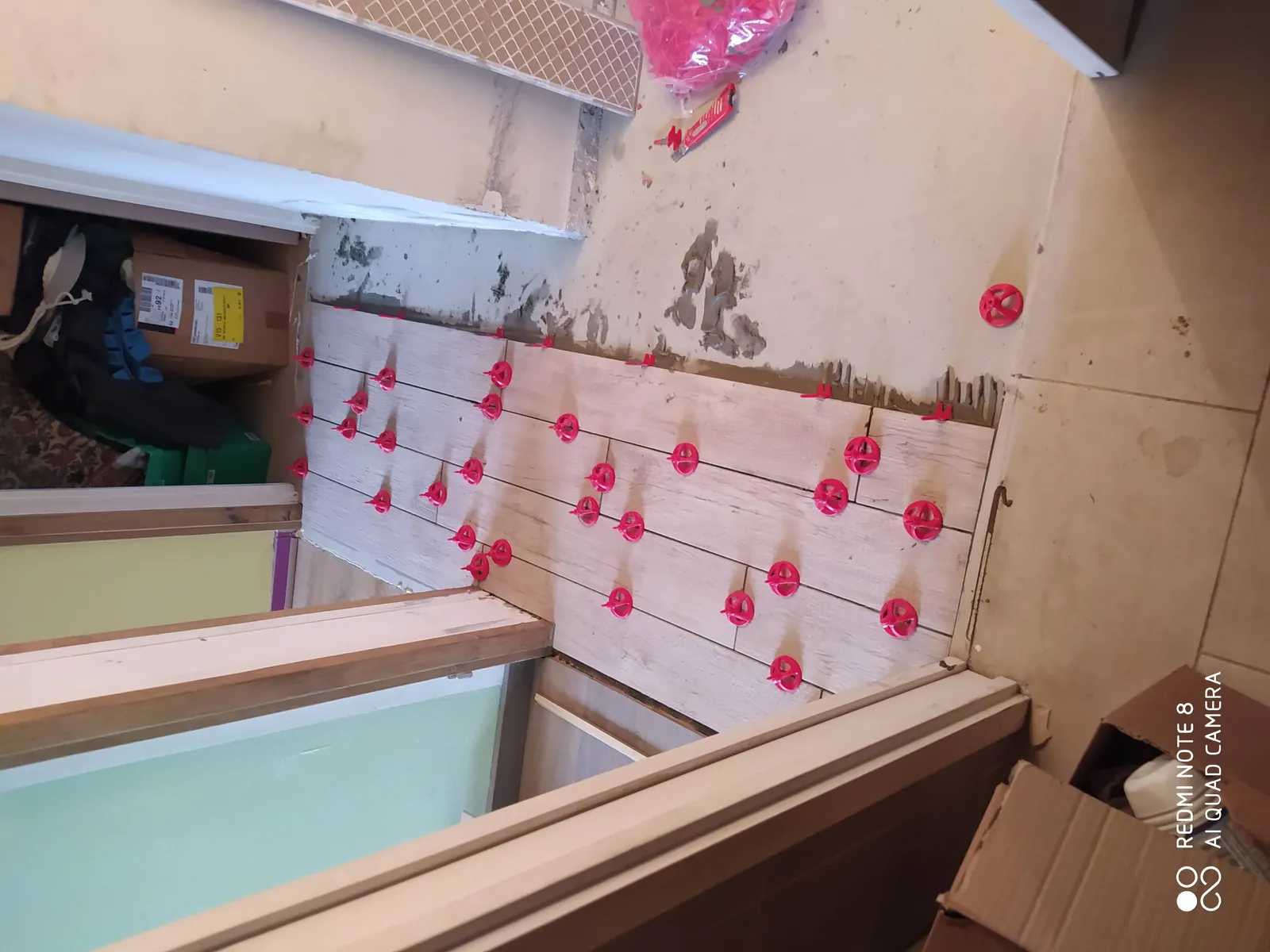 Carrelage pose avec croisillons roses - Réalisation professionnelle par Mur Sol