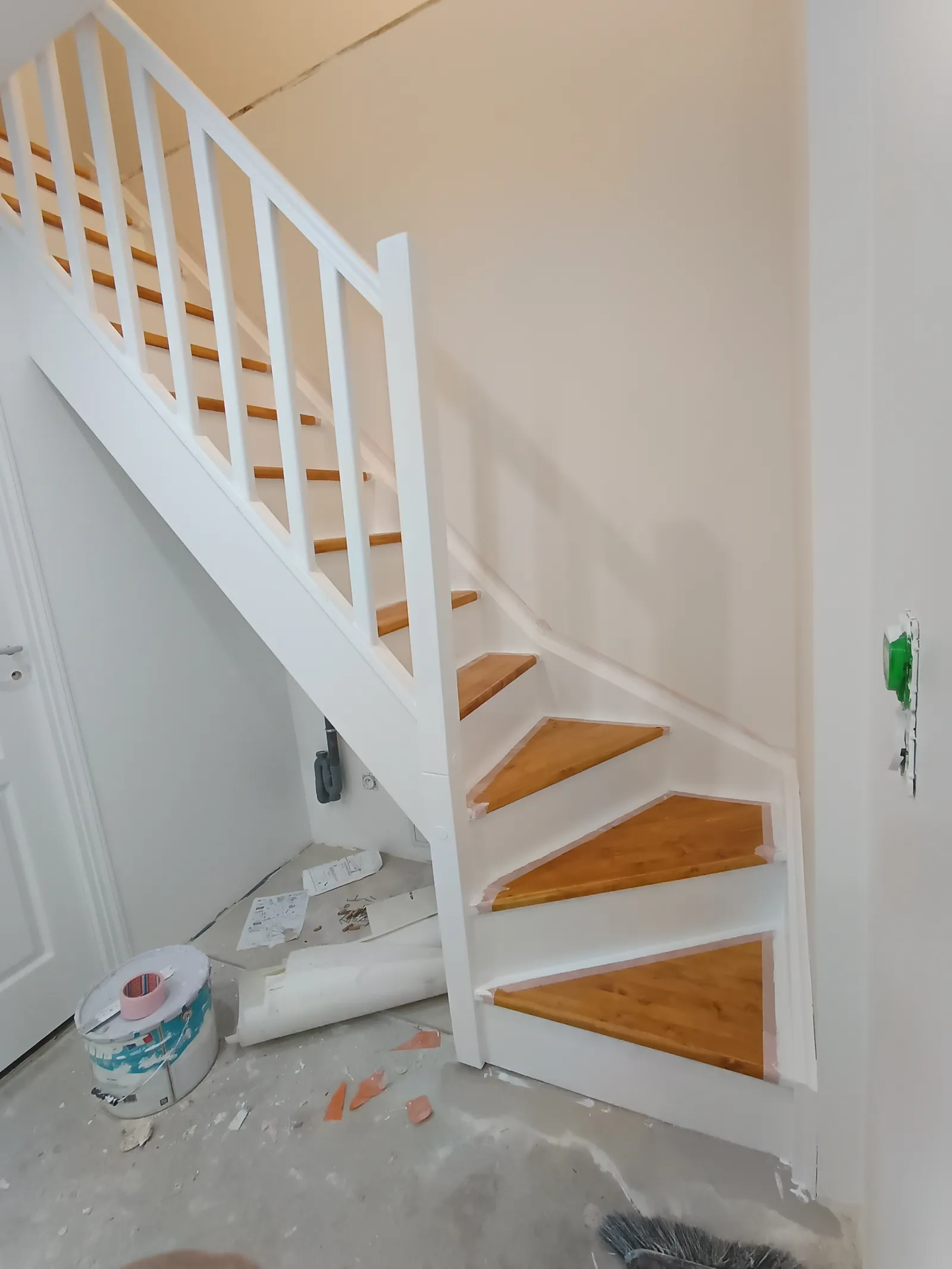 Habillage escalier bois et peinture - Réalisation professionnelle par Mur Sol