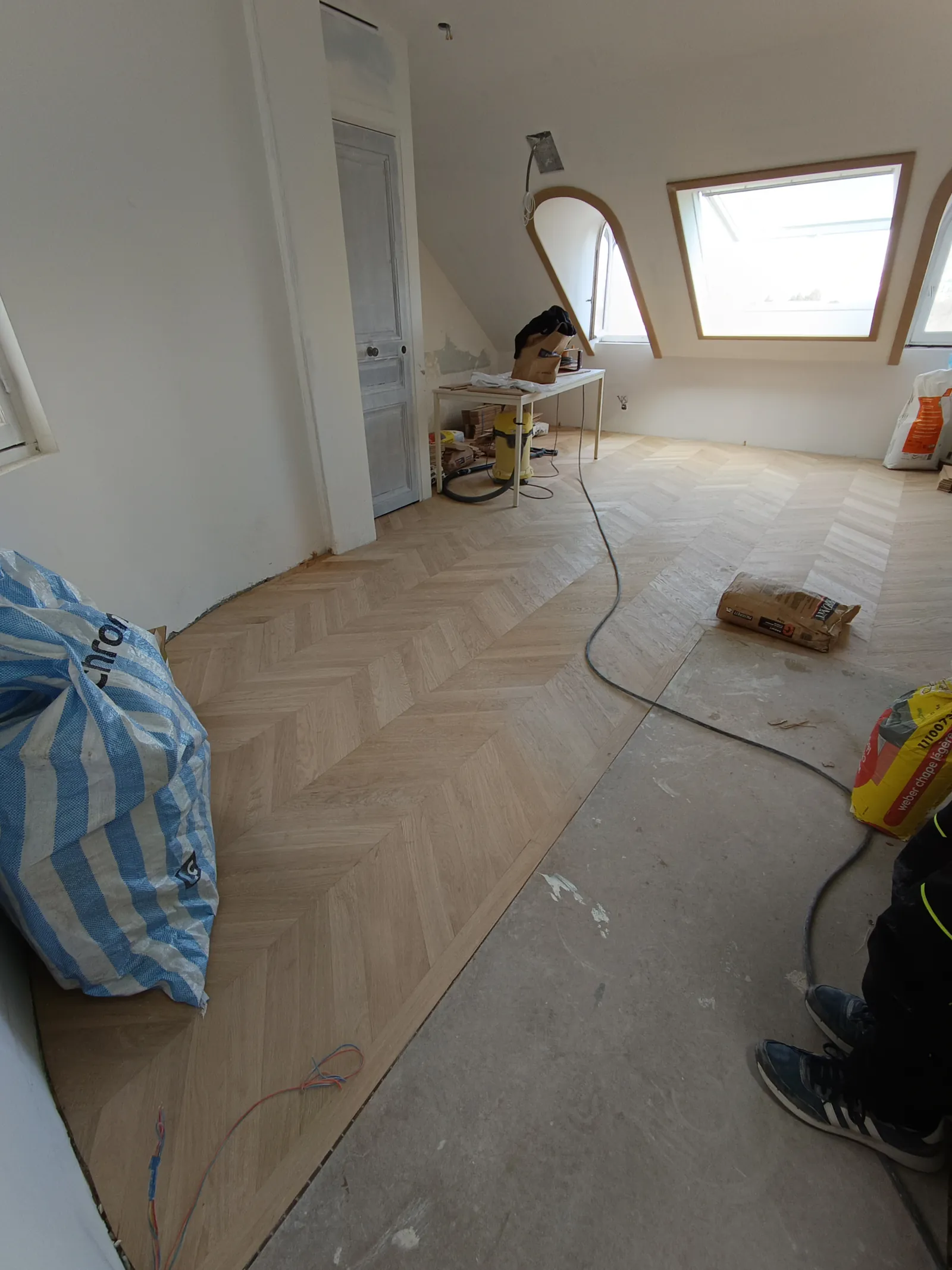 Après pose parquet chêne point de Hongrie 90° dans des combles aménagés — chantier Yvelines 78