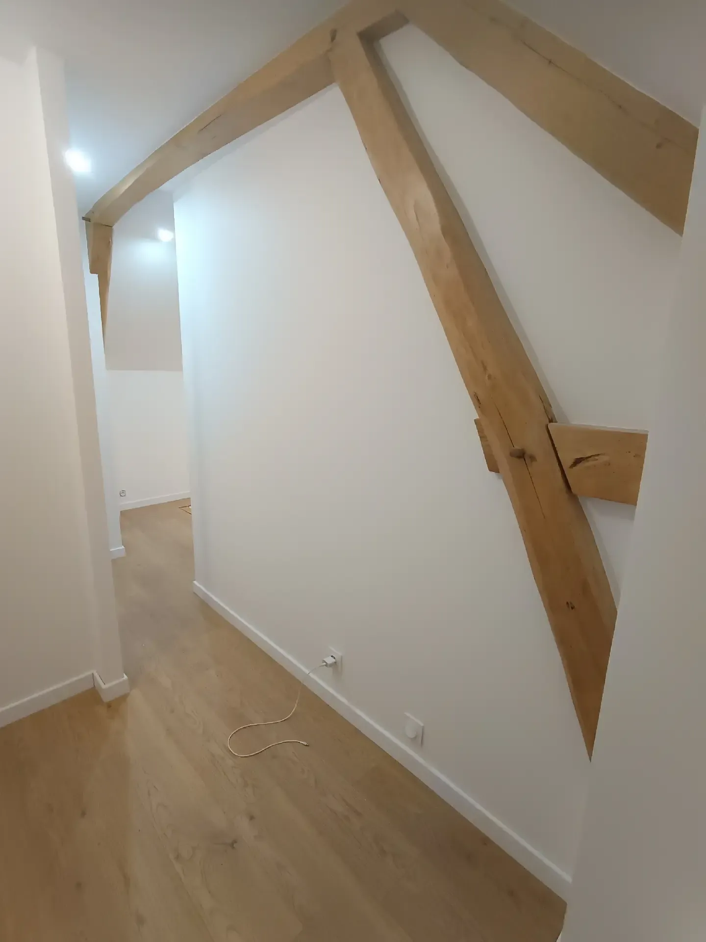 Après aménagement combles avec poutres chêne apparentes, peinture blanche et parquet stratifié — Yvelines 78