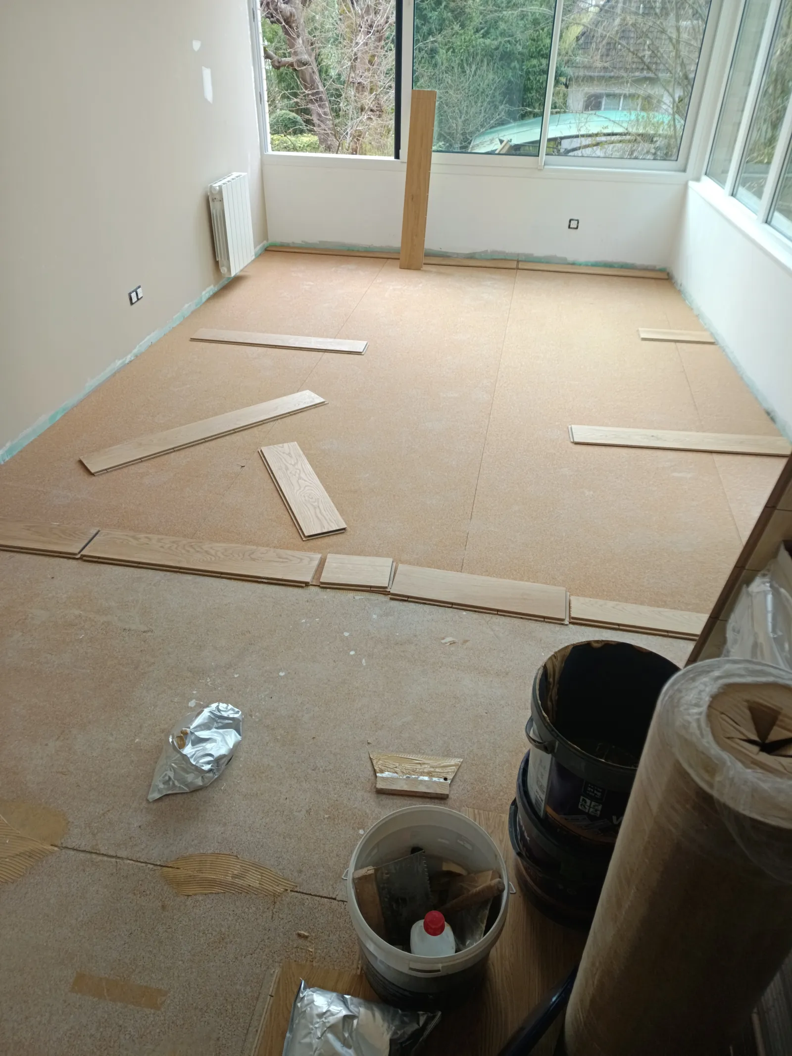 Avant pose parquet chêne massif — pose en cours sur sous-couche dans un salon de l'Eure