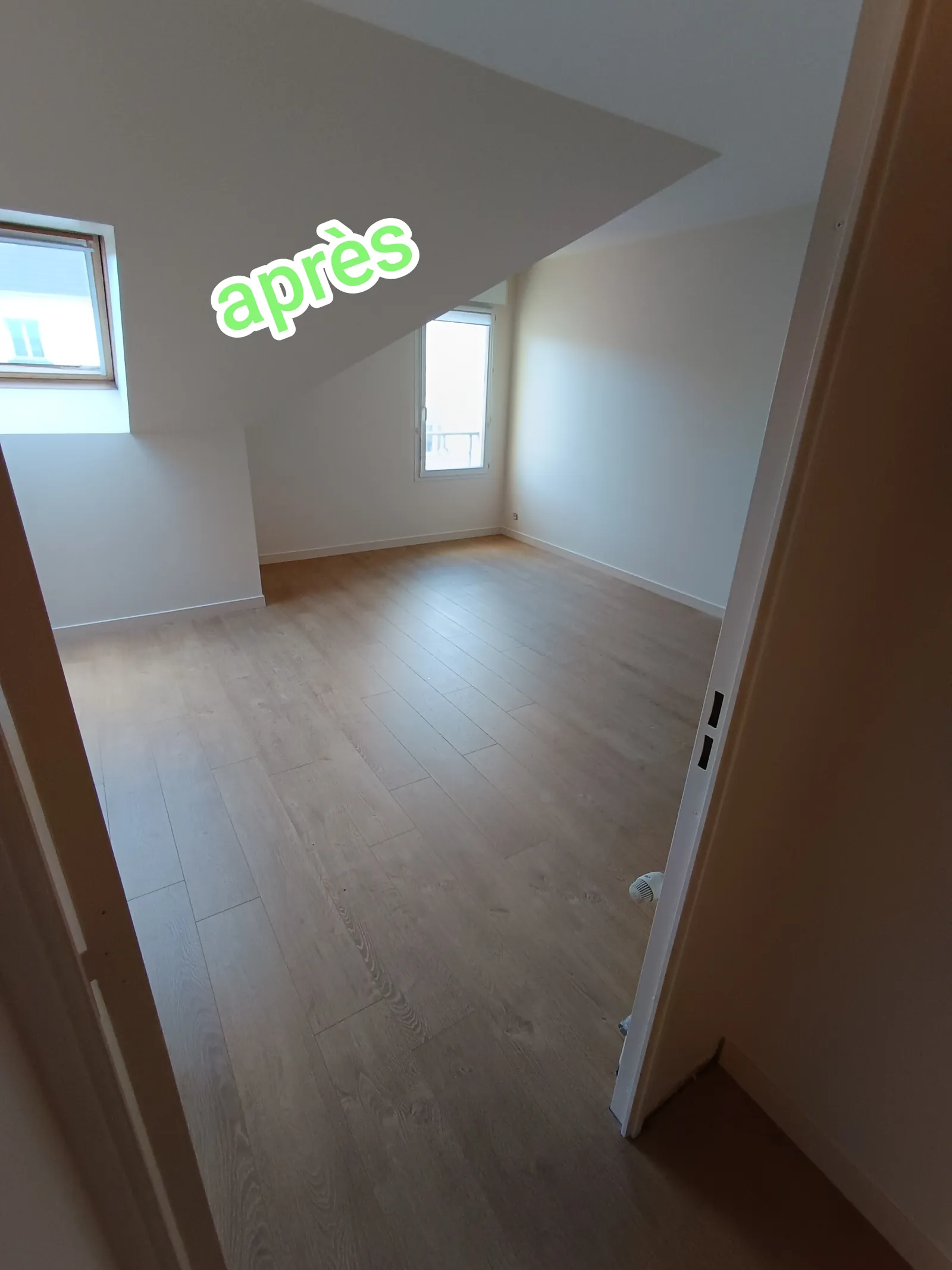 Après rénovation : pose parquet stratifié chêne clair et peinture blanche satinée, chambre sous combles Yvelines 78