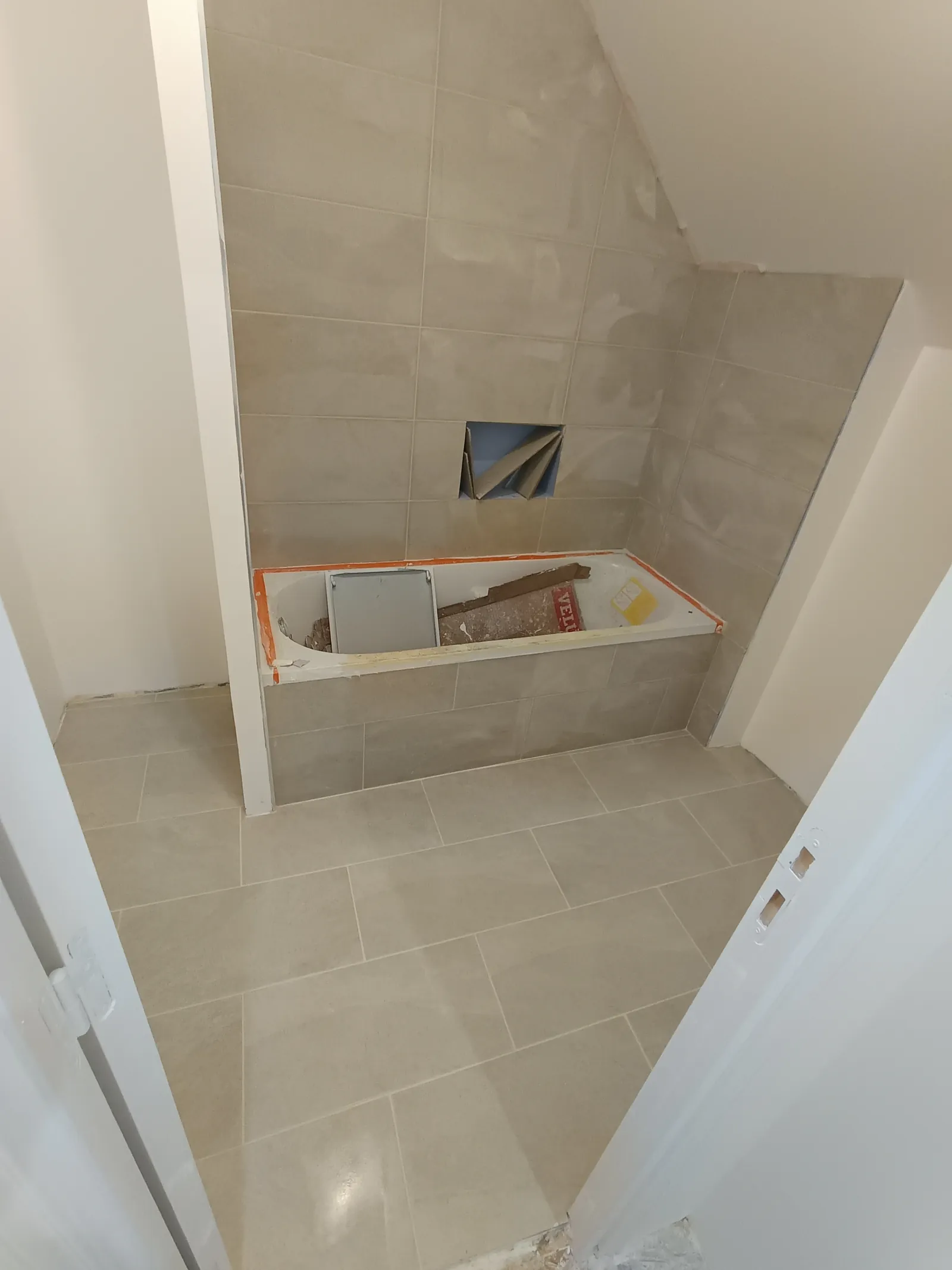 Après pose carrelage salle de bain grès cérame 60×60 sol et mur — rénovation Yvelines 78
