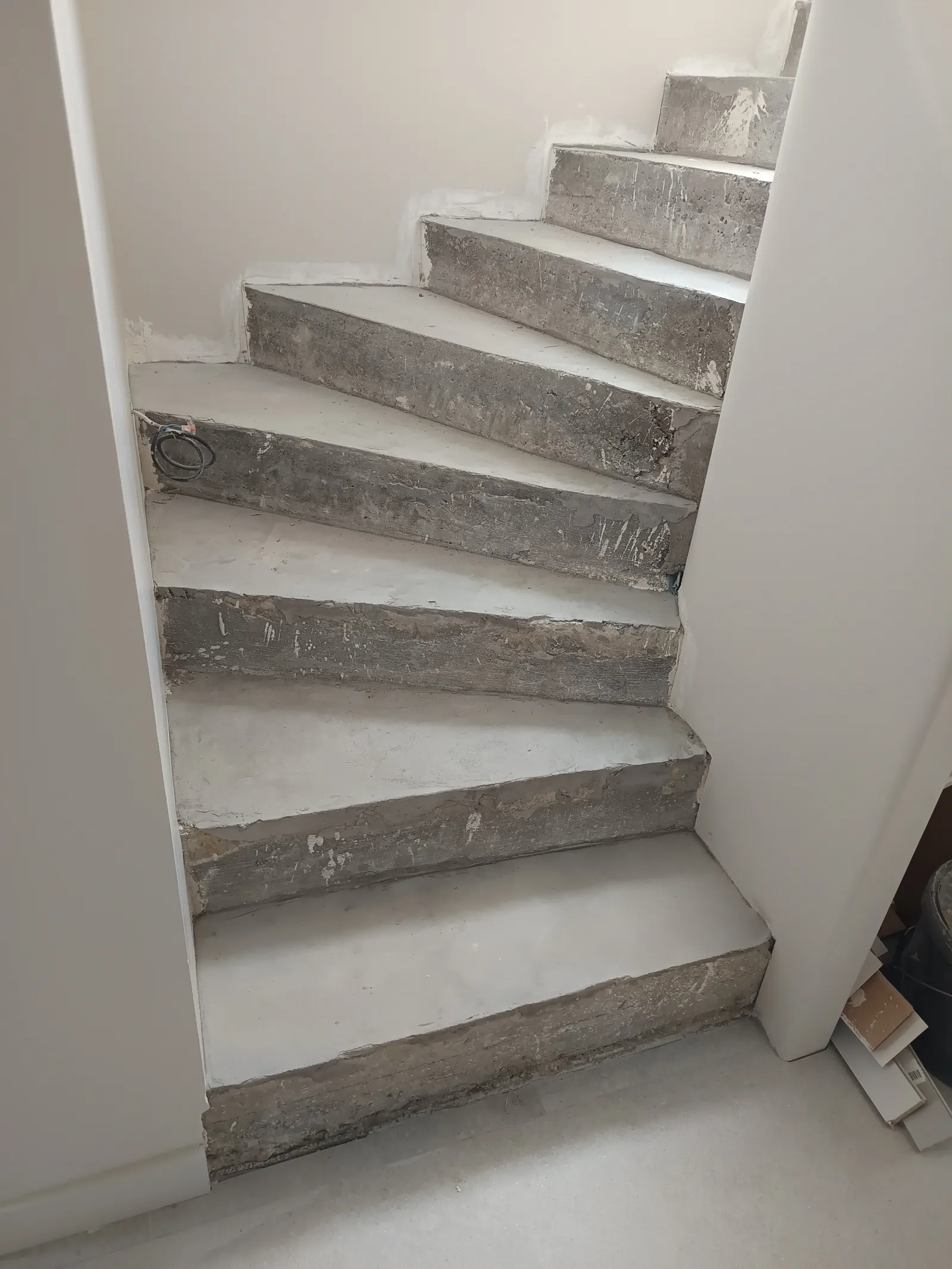Avant habillage escalier intérieur — marches béton brut préparées pour pose parquet, maison Eure 27