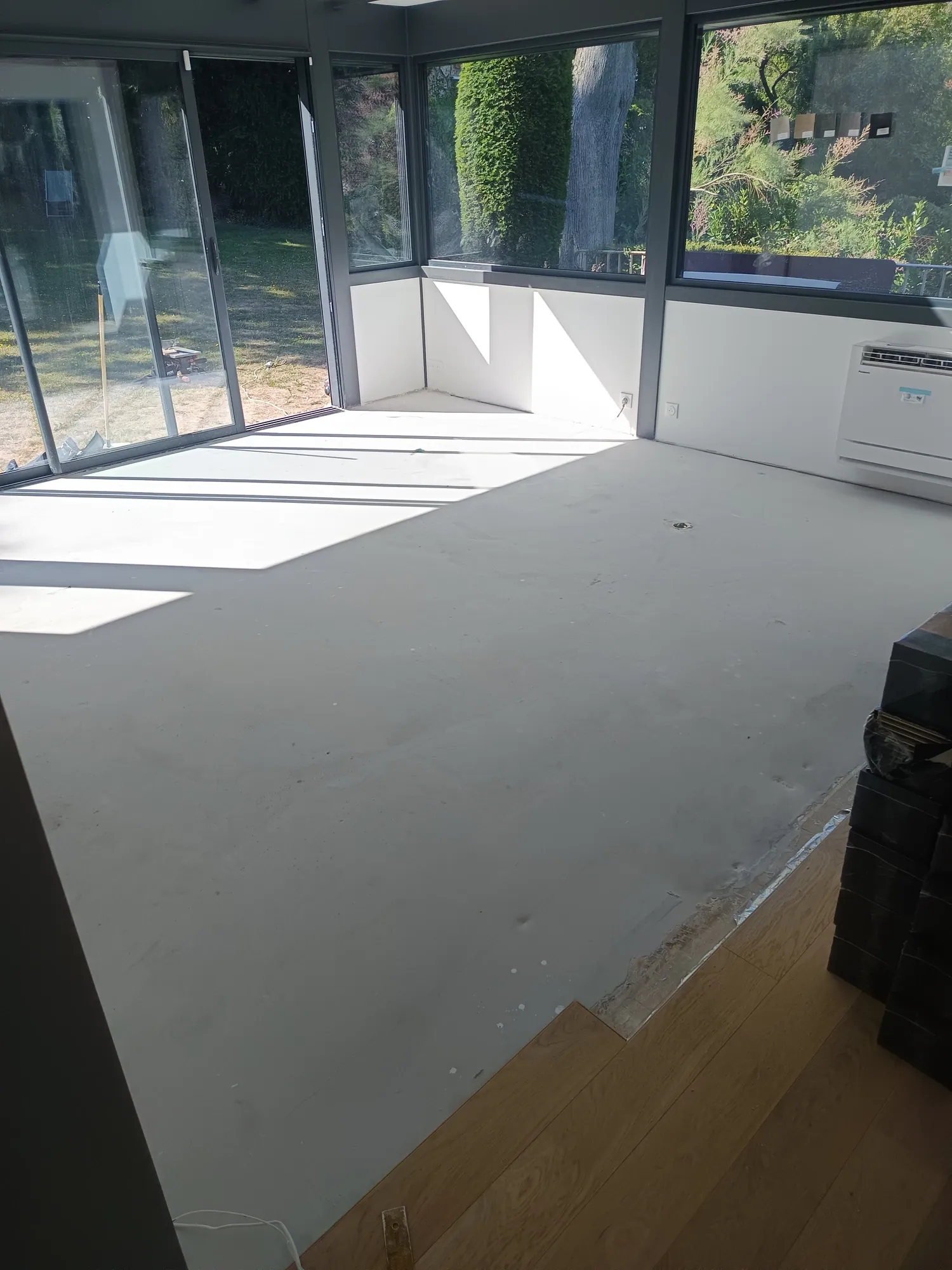 Avant pose parquet dans une véranda — chape béton ragréée prête à recevoir le parquet, Eure 27