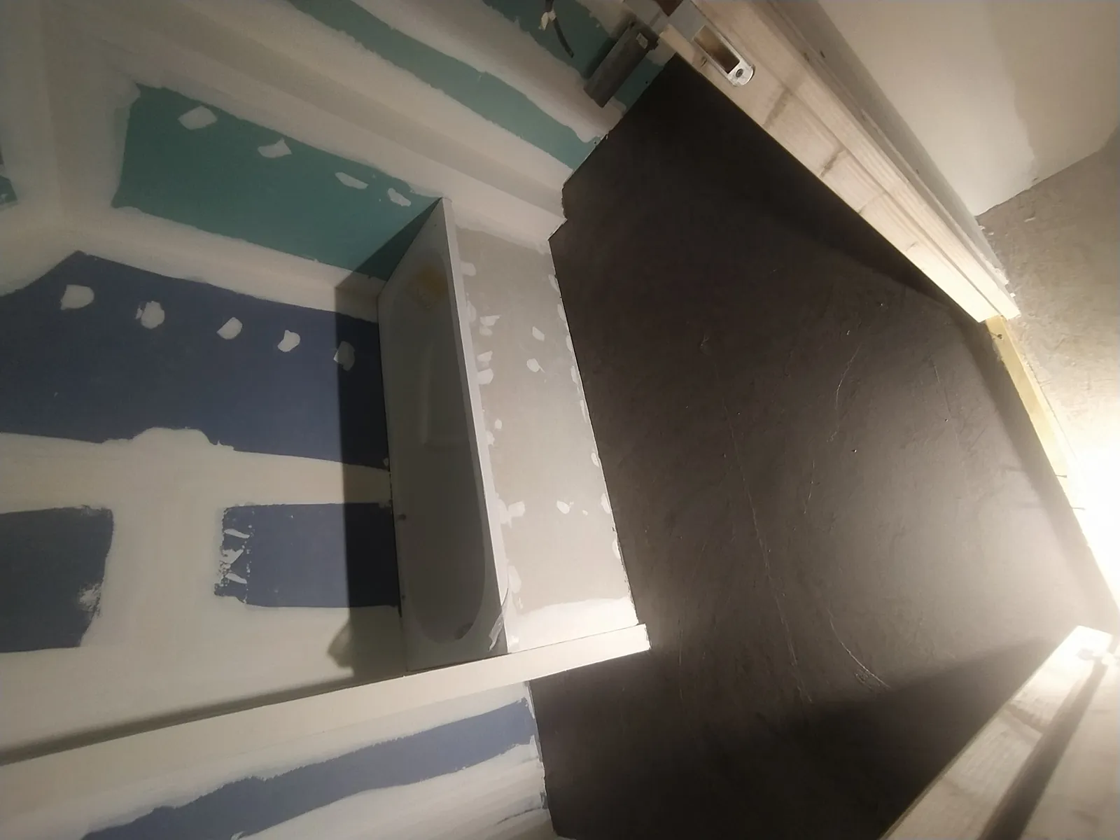 Avant pose carrelage salle de bain — placo hydrofuge avec baignoire en attente de carrelage, Yvelines 78