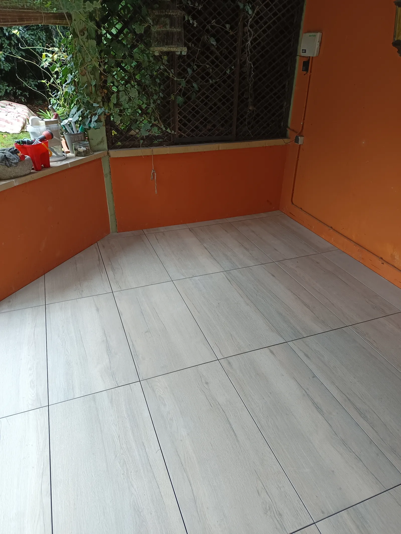 Après pose carrelage terrasse extérieure grès cérame imitation bois sur plots — Eure 27
