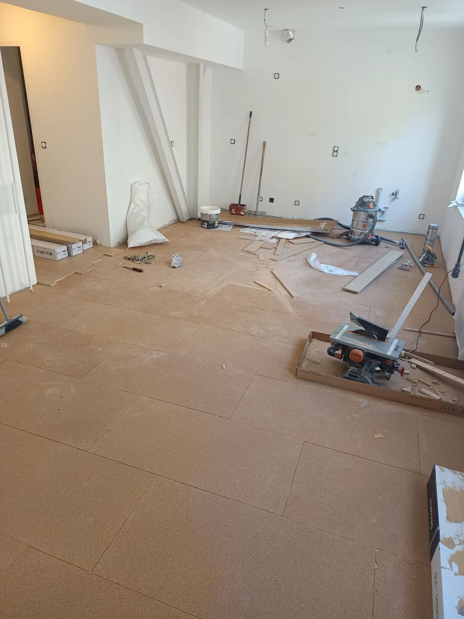 Avant rénovation parquet — pièce vide avec sol préparé, chantier Yvelines 78