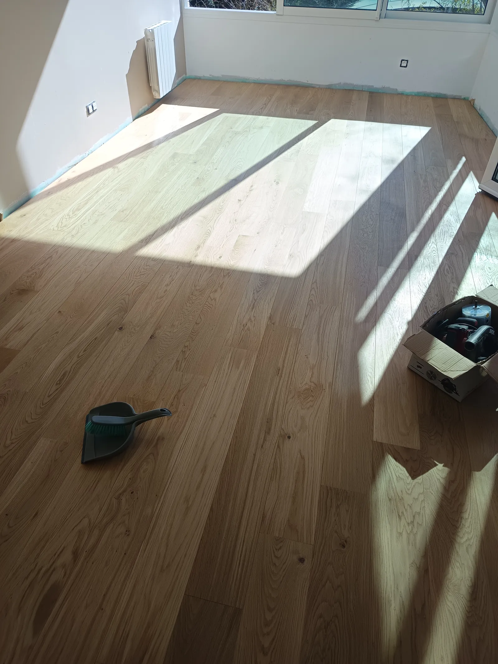 Après pose parquet chêne massif contrecollé dans un salon lumineux — rénovation Mur Sol Eure 27